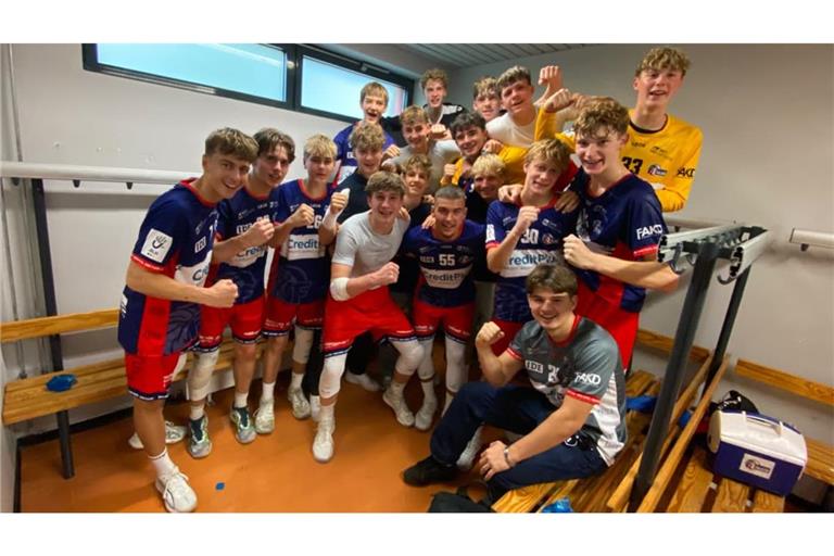 So sehen Saisonauftaktsieger aus: Die B-Jugendhandballer der JANO jubeln nach dem Erfolg gegen München-Allach.