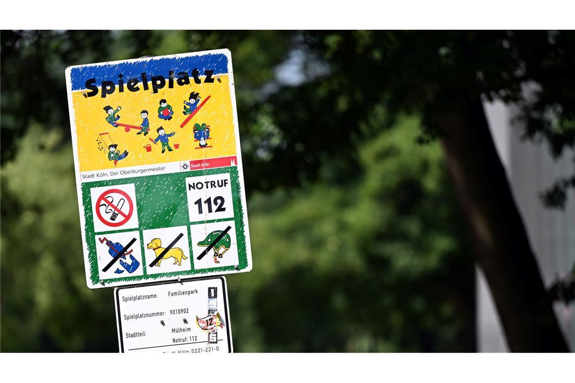 So sehen viele Kölner Spielplatz-Schilder bislang aus - ihre Stunden sind womöglich gezählt.