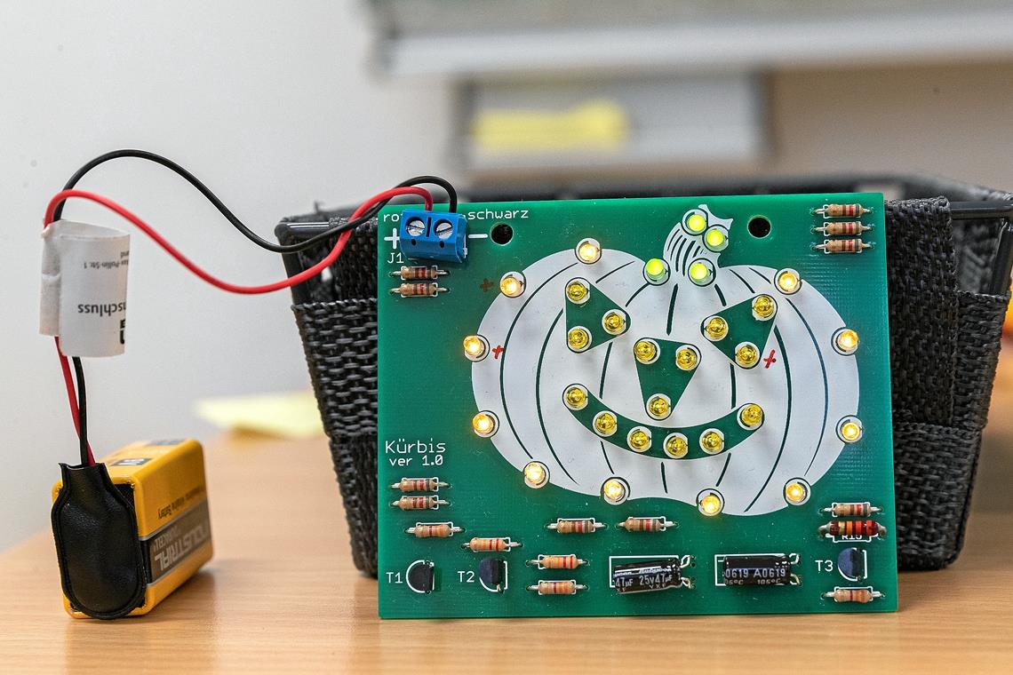 Ran an Lötkolben, Platine und Schaltkreis So sieht das fertige Werkstück aus – ein Kürbisgesicht aus LEDs, die teilweise auch blinken.