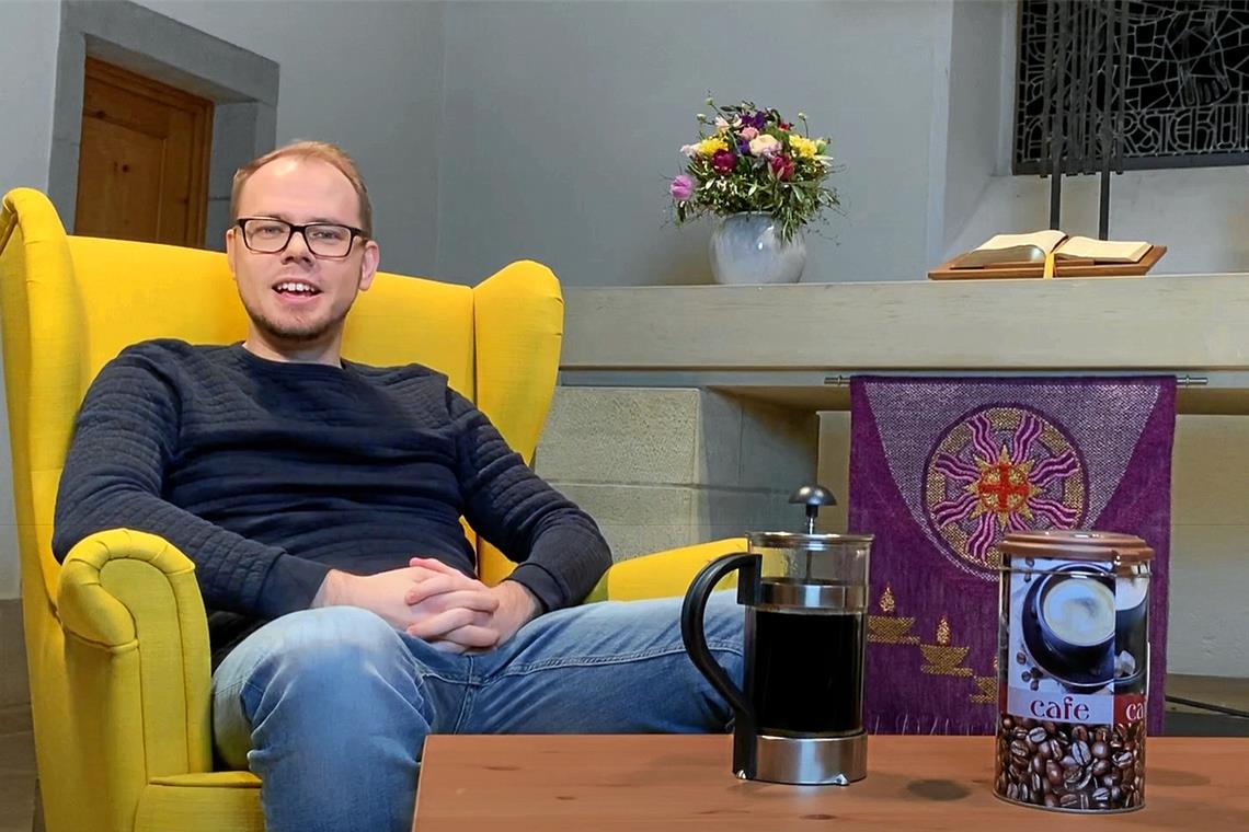 Andacht als Wohnzimmerformat So sieht das Setting aus: Christian Schmitt hat für die Aufnahmen der kurzen Andachten auch den eigenen Wohnzimmersessel mitgebracht und in der Kirche platziert. Weitere Folgen haben die jungen Leute dann in vielen anderen Gotteshäusern im Nordosten Württembergs aufgenommen, geschnitten und für die Mitglieder ins Netz gestellt. Fotos: T. Göttling