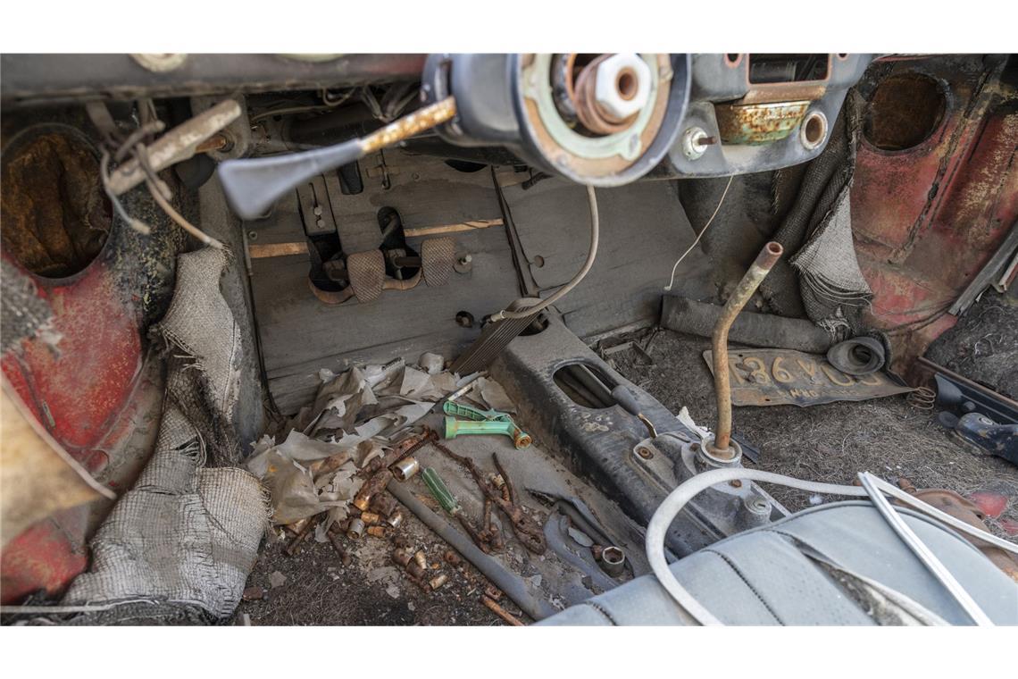 Warum ein Sammler für diesen vergammelten Mercedes 9,3 Millionen Dollar zahlte So sieht es im Inneren aus, nachdem das Auto jahrzehntelang auf dem Schrottplatz bei Hollywood vor sich hin gerostet war.