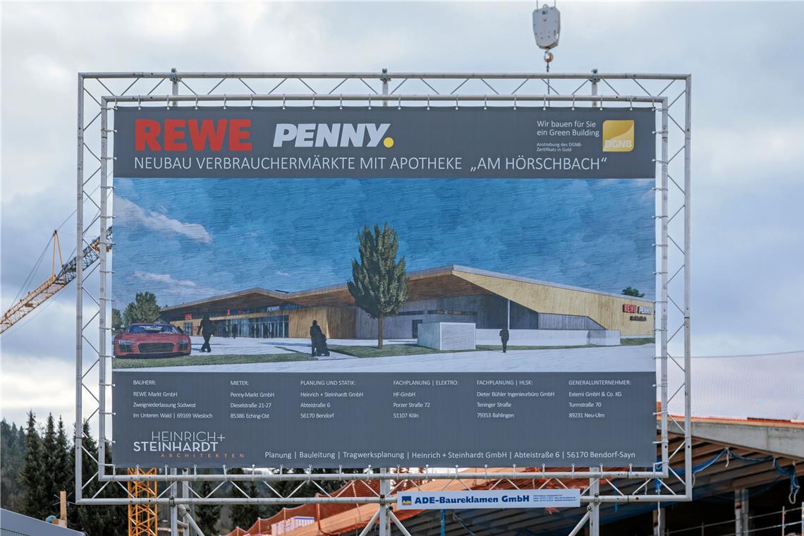 Der Rewe-Neubau soll im Herbst eröffnen So soll das Gebäude später aussehen. Das stattliche Dach wird mit einer Solaranlage ausgestattet und begrünt.