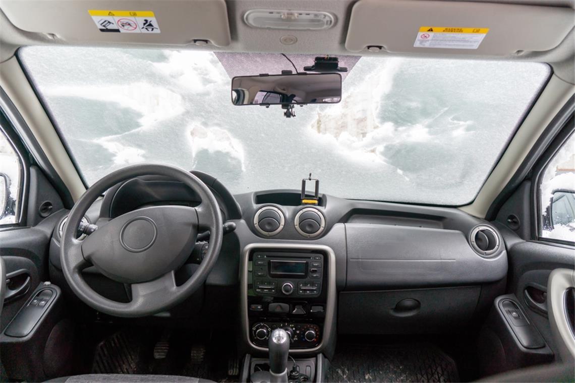 Auto von innen gefroren im Winter So verhindern Sie das Einfrieren der Scheiben.