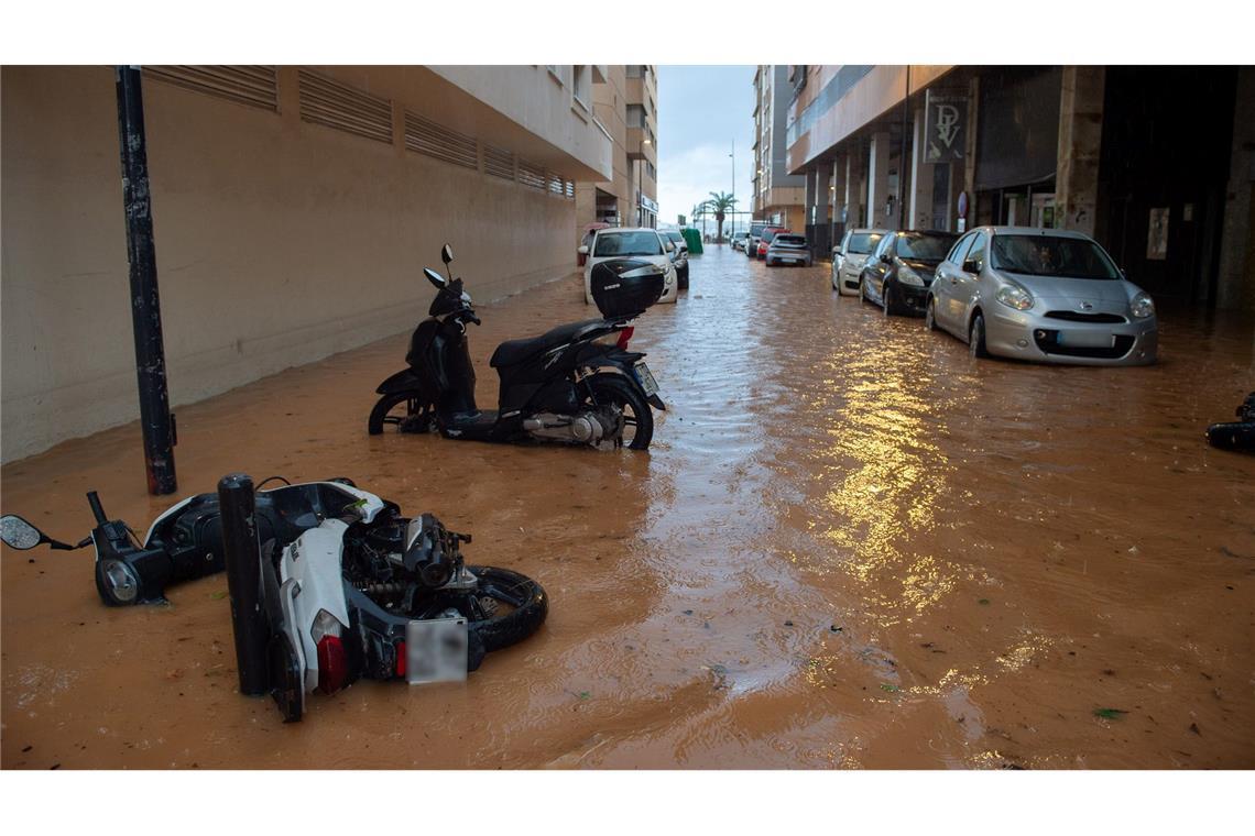 Rekordregen auf Ibiza - Felssturz und Hotel-Evakuierung So viel Regen fällt auf Ibiza sonst in einem halben Jahr.