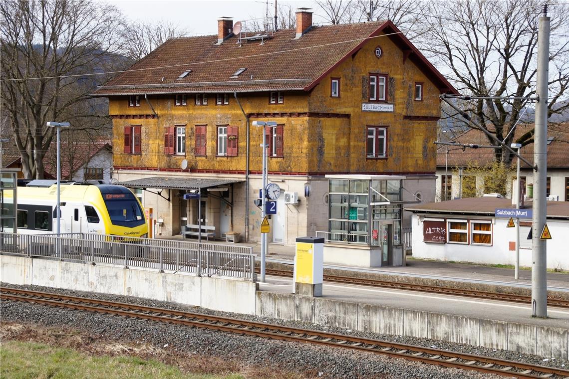 So wie an Gleis 2 will die Bahn bis in zwei Jahren auch den derzeit ungenutzten Bahnsteig an Gleis 1 direkt vor dem Sulzbacher Bahnhofsgebäude für einen barrierefreien Zustieg höher legen. Das Bahnhofsgebäude wurde von der Gemeinde aufgekauft und soll renoviert werden. Foto: U. Gruber