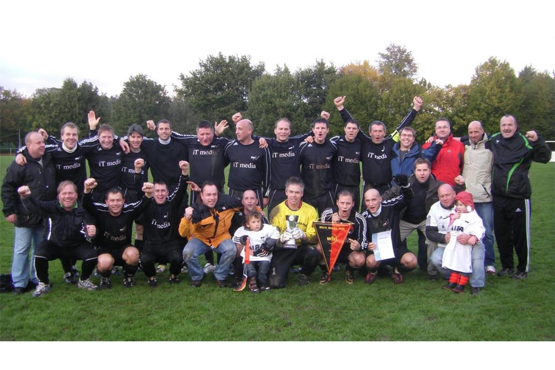 So wie die TVN-Helden im Jahr 2009 wollen die Nellinger wieder jubeln, hinten von links: Bernd Herbst, Markus Burkhardt, Andreas Wittner, Antonio Riccio, Daniel Bohusch, Robert Dziuba, Kapitän Bernd Fröschle, Dejan Majhen, Sven Walz, Mario Brugnano, Marco Lucic, Betreuer Ronni Bernthaler, Wolfgang Altmann, Michael Cottone, Betreuer Heiko Paul. Vorne von links: Trainer Thomas Laipple, Udo Kressler, Michael Hirma, Alexander Konlechner, Markus, Konlechner mit Sohn Ruven, Keeper Oliver Spriegel, Markus Zielinski, Leonardo Ferrucci, Frank Junginger, Alexander Hägele mit Tochter Julia.