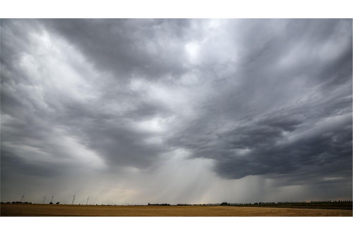 Schwül und nass: Schwere Gewitter sind im Anmarsch So wie hier in Sachsen-Anhalt sieht es heute in weiten Teilen Deutschlands aus.