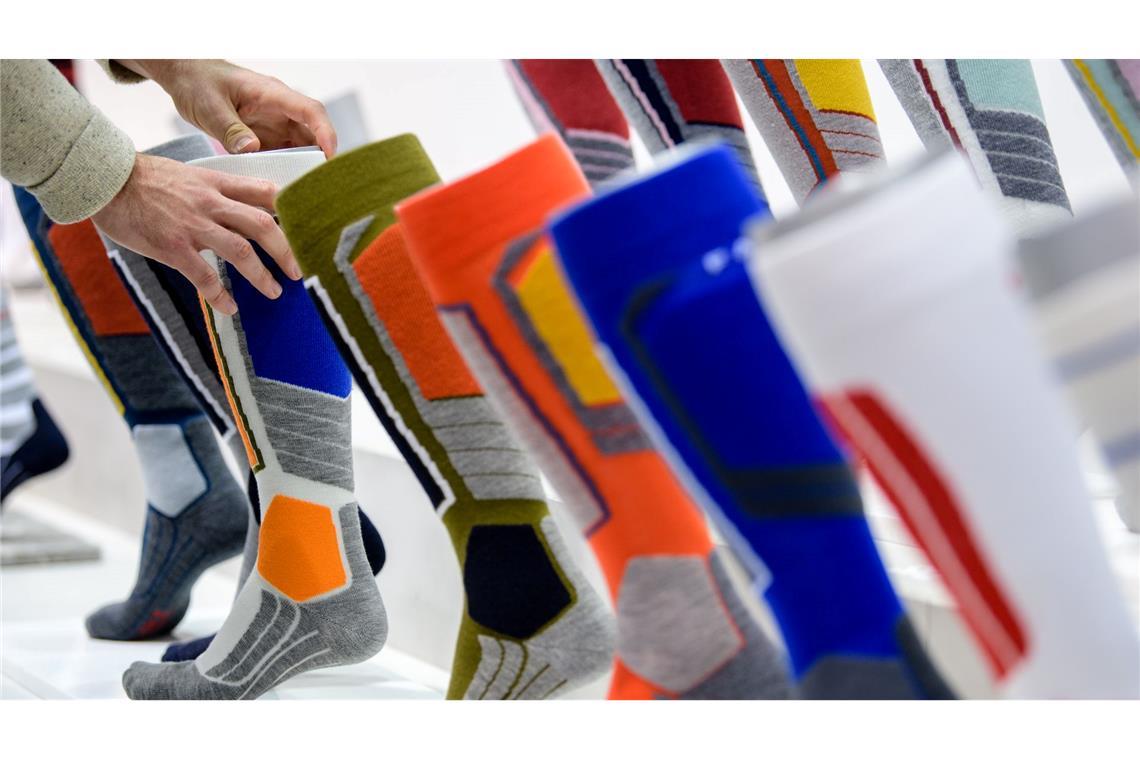 Socken sind zu einem beliebten modischen Accessoires geworden.