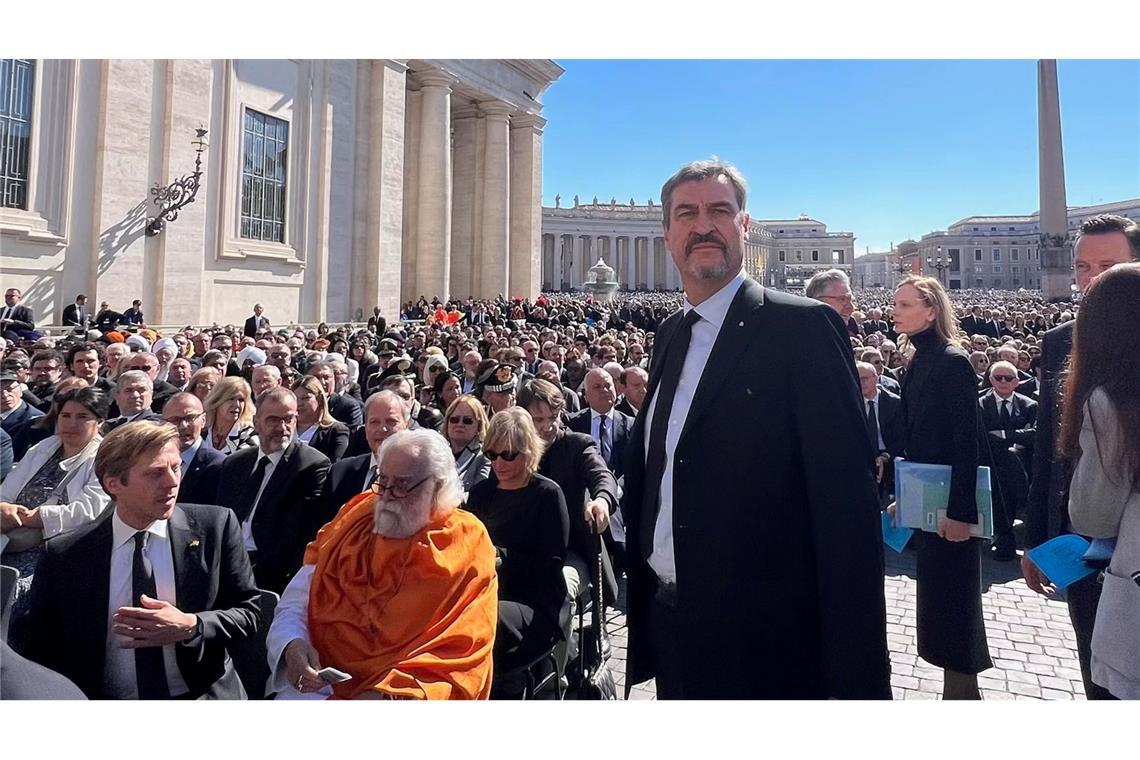 Bemerkenswerte Momente rund um die Papst-Trauerfeier Söder steht auf dem Petersplatz.