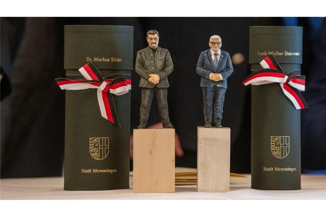 Bilder des Tages Söder und Steinmeier als Holzfiguren - 500 Jahre Bauernaufstand