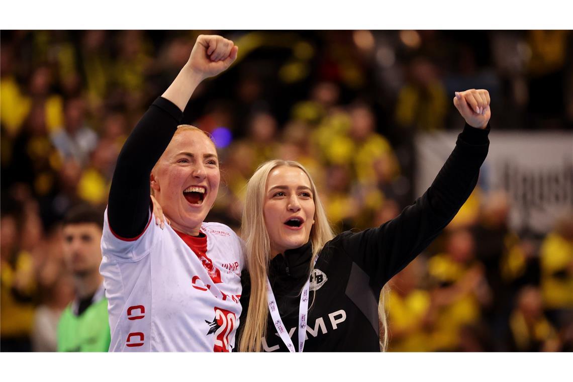 Dank Johanna Bundsens Paraden – HB Ludwigsburg zieht ins Finale ein Sofia Hvenfelt (li.) und die verletzte Julia Niewiadomska jubeln über Ludwigsburgs Finaleinzug.