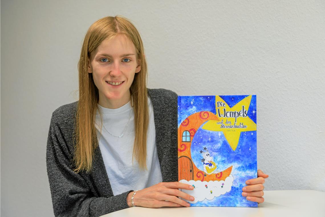 Wolkenwesen mit Botschaft Sofia Rust mit einem frisch gedruckten Exemplar. Fotos: Stefan Bossow