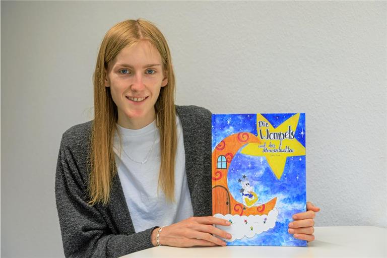 Sofia Rust mit einem frisch gedruckten Exemplar. Fotos: Stefan Bossow