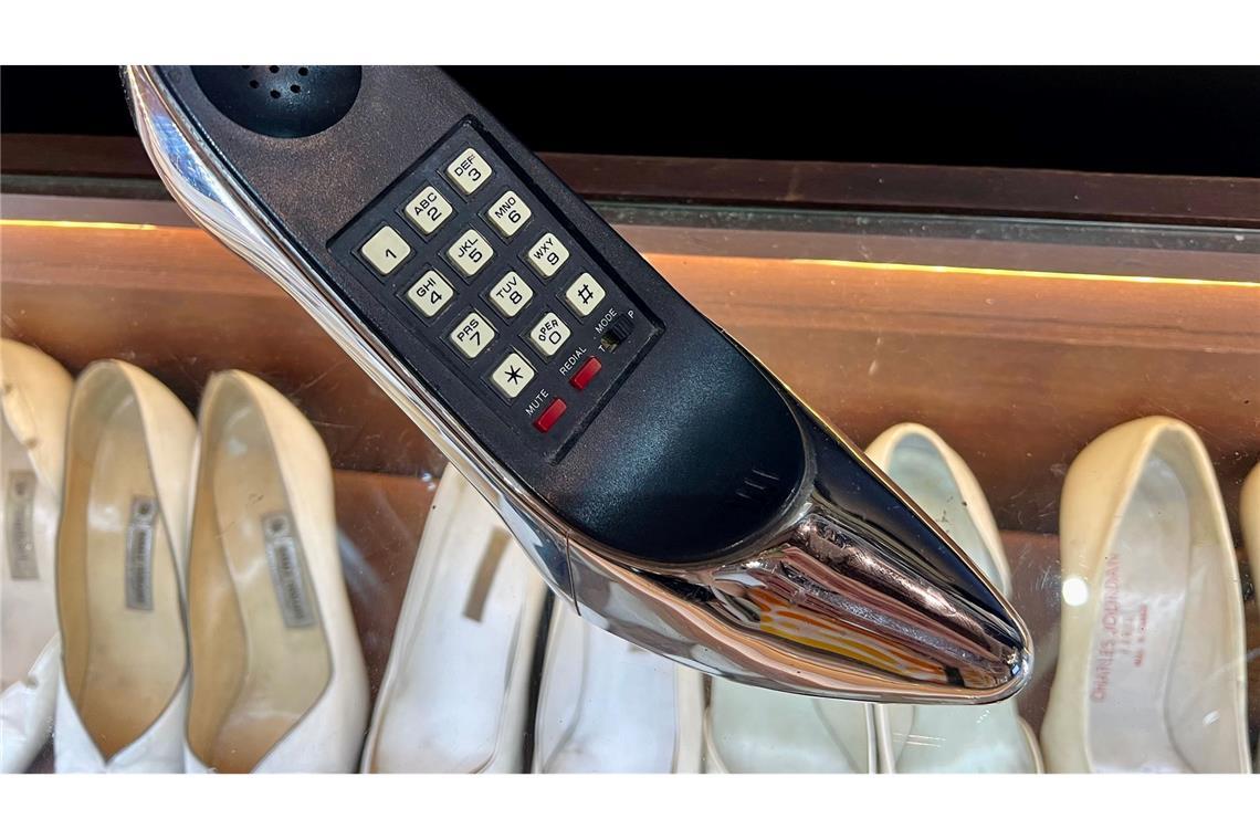 Pumps und Peeptoes: Museum zeigt Schuhe von Imelda Marcos Sogar das Telefon der früheren First Lady hatte die Form eines Schuhs.