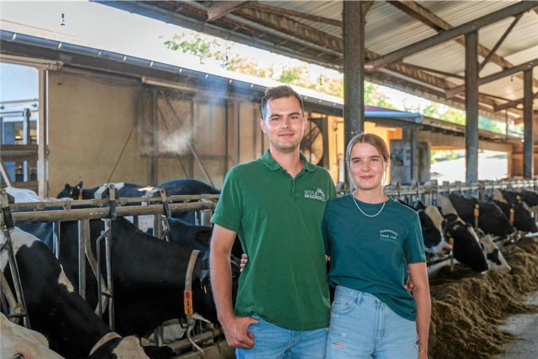 Sohn Levin (23) und Tochter Sarah Klenk (15) packen schon viele Jahre im elterlichen Betrieb in Murrhardt-Mettelberg mit an. Sie kümmern sich auch die Milchkühe. Foto: Stefan Bossow