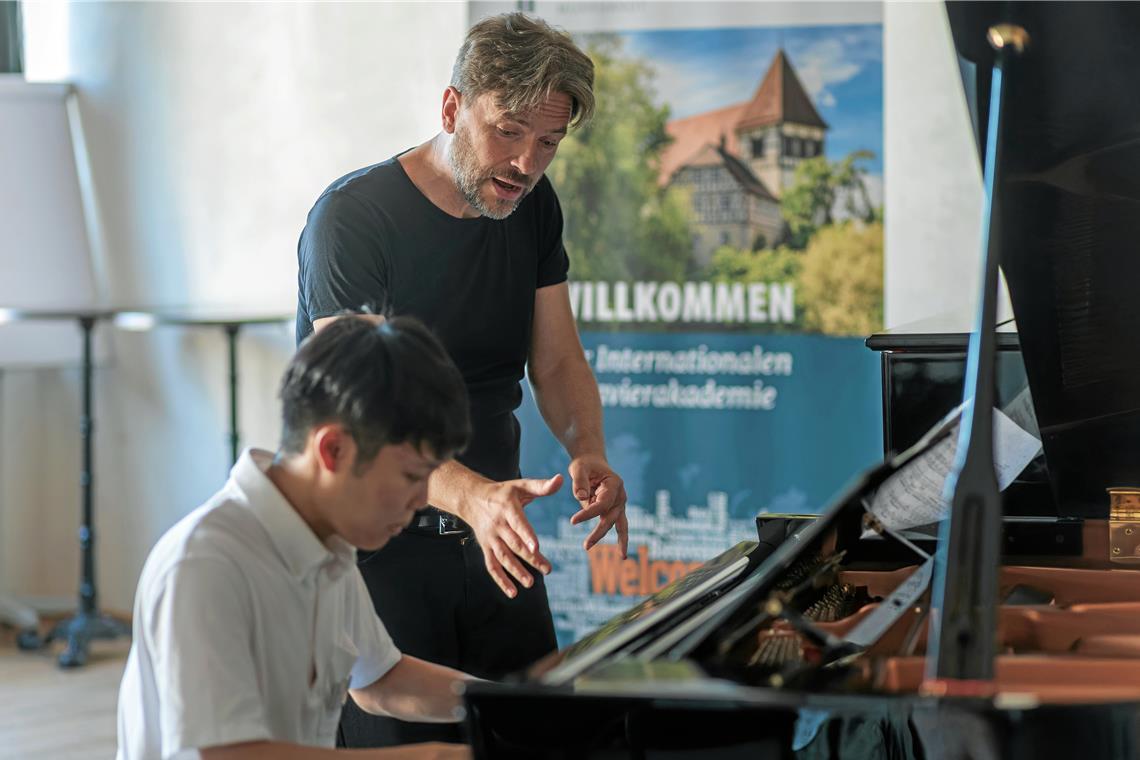 Internationaler Klaviernachwuchs zu Gast in Murrhardt Sohta Miura nimmt bei der IKAM Unterricht bei Markus Groh, einem der führenden deutschen Pianisten. Fotos: Stefan Bossow