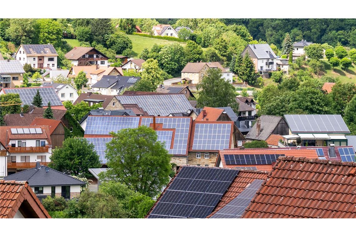 Solar-Ausbau bis 2030: Die Hälfte ist geschafft Solaranlagen auf Dächern, Gebäuden und an Fassaden machen den Großteil der installierten Leistung aus. (Archivbild)