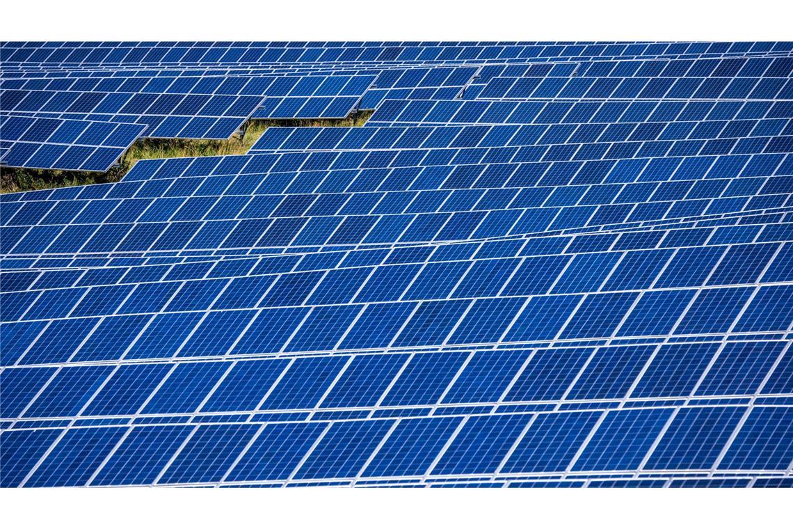 Umfrage: Mehrheit will erneuerbare Energien Solarmodule stehen in einem Solarpark. Eine deutliche Mehrheit der Deutschen setzt auf die Energiegewinnung aus Sonne und Wind (Symbolfoto).