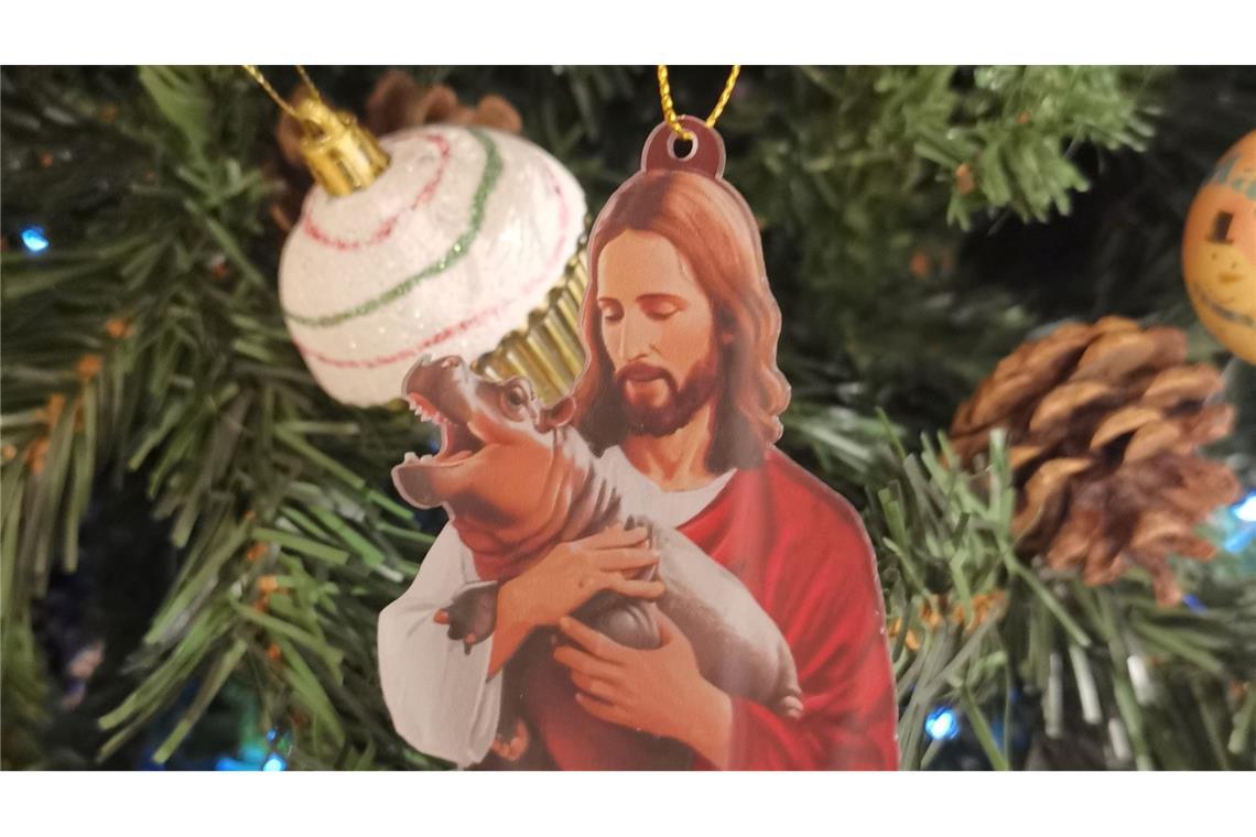 Ein Hippo-Mädchen als Kassenschlager: Das Phänomen Moo Deng Solch skurriler Christbaumschmuck stand im Dezember zum Verkauf.
