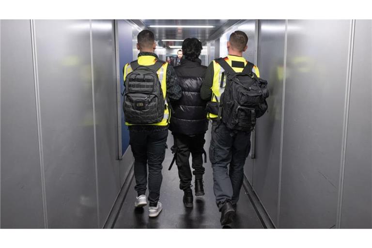 Solche Bilder will Schwarz-Rot jetzt viel öfter produzieren: Hier eine Sammelabschiebung am 25. Februar dieses Jahres. Beamte der Bundespolizei bringen einen Mann in Frankfurt am Main auf einen Abschiebeflug nach Pakistan.