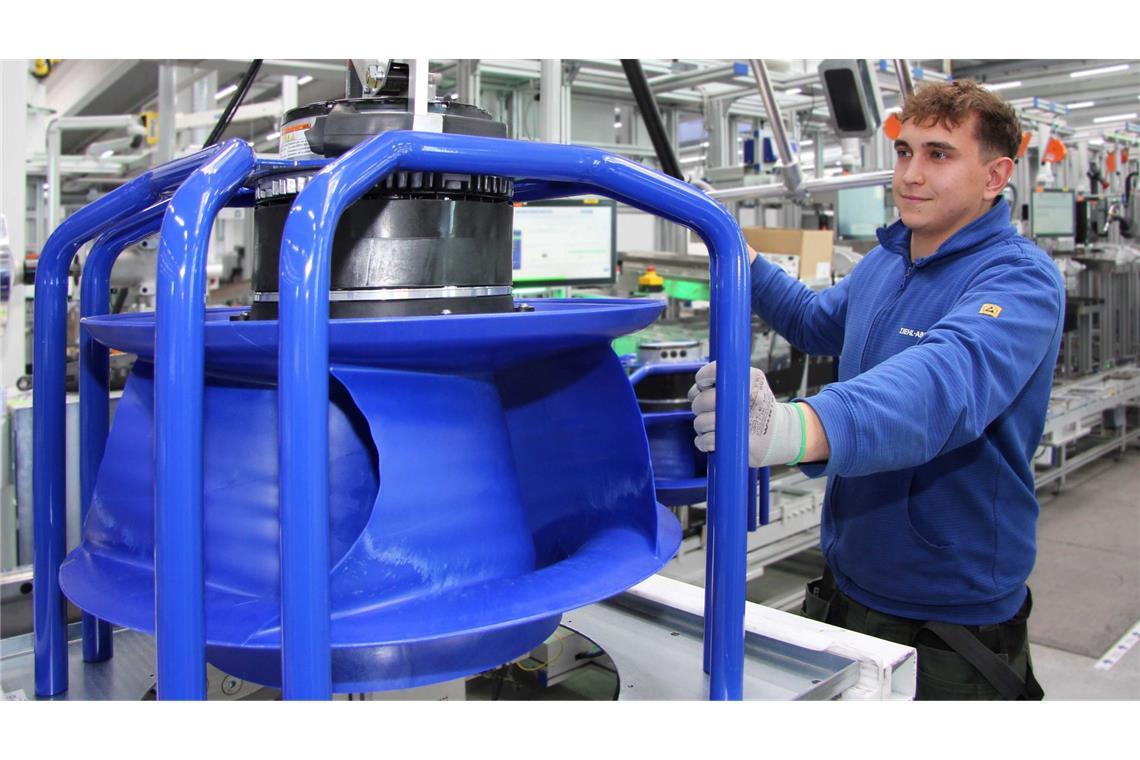 Solche Ventilatoren, wie hier mit Monteur Karol Maczuga im Werk Kupferfzell, werden in Rechenzentren eingesetzt.