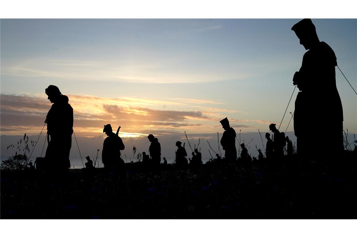 Soldaten-Aufsteller am britischen Normandie-Denkmal erinnern an D-Day-Gefallene