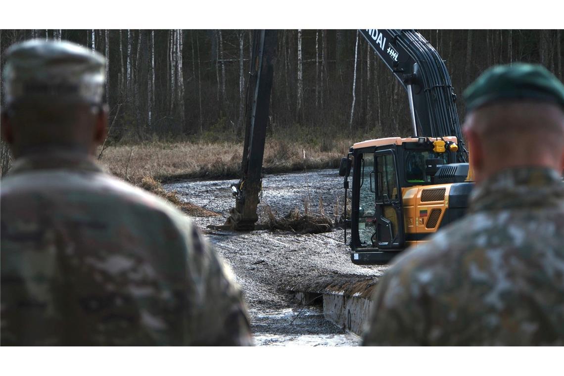 Bilder des Tages Soldaten der 1. gepanzerten Kampfbrigade der 3. Infanteriedivision der US-Armee besprechen zusammen mit litauischen Armee- und Rettungsdienstmitarbeitern ihren Plan zur Bergung eines Panzers in der Nähe eines Truppenübungsplatzes bei Pabadre. In Litauen dauert die Suche nach vier vermissten US-Soldaten und die Bergung ihres metertief im Schlamm versunkenen Militärfahrzeugs weiter an.