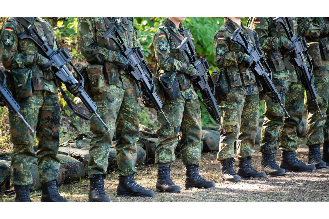 Wächst die Bundeswehr um ein Drittel? Soldaten der Bundeswehr: Die Truppe könnte nach Angaben von Verteidigungsminister Pistorius um Zehntausende Männer und Frauen aufgestockt werden.
