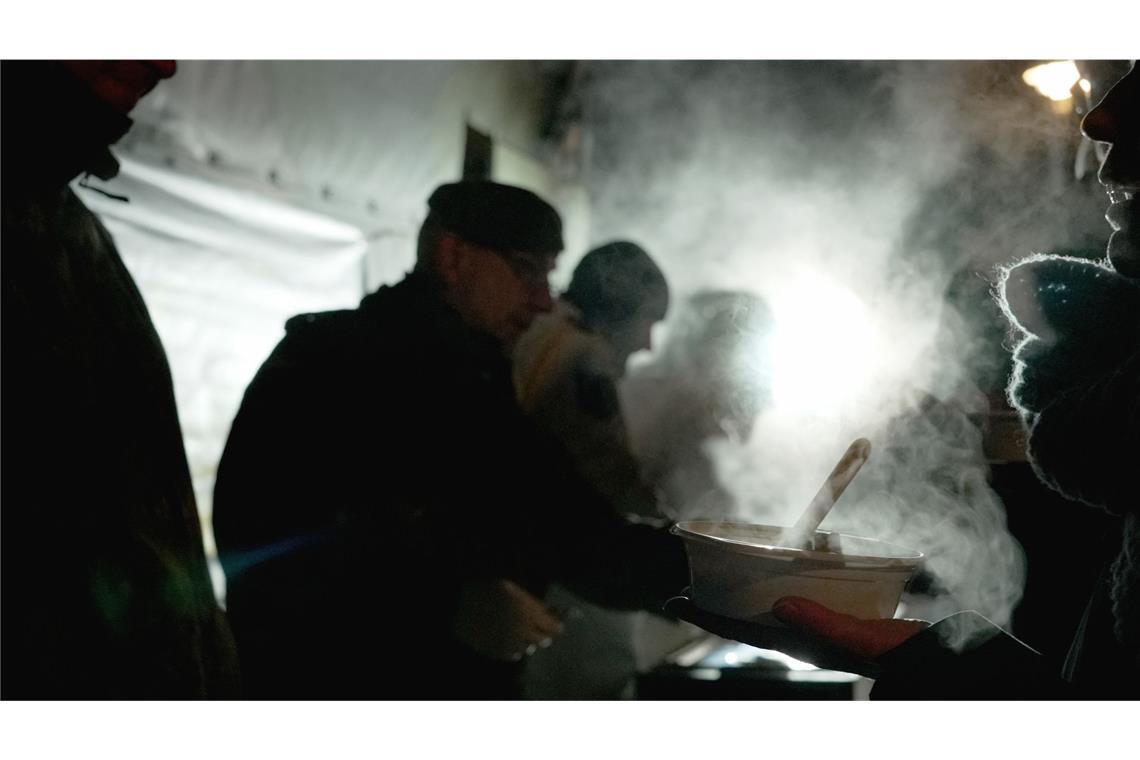 Soldaten der Bundeswehr geben bei eisiger Kälte warmes Essen an Menschen aus, bei denen infolge des mutmaßlichen Terroranschlags in Berlin der Strom ausgefallen ist.