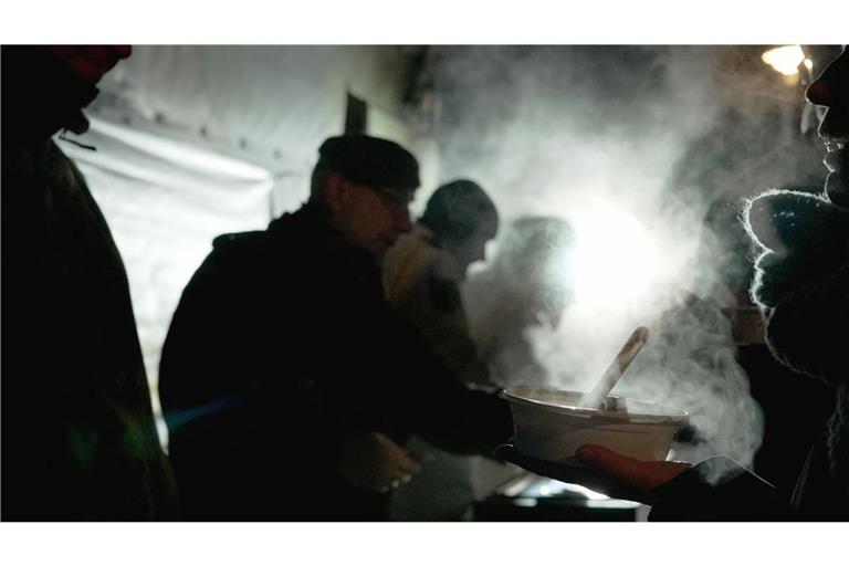 Soldaten der Bundeswehr geben bei eisiger Kälte warmes Essen an Menschen aus, bei denen infolge des mutmaßlichen Terroranschlags in Berlin der Strom ausgefallen ist.