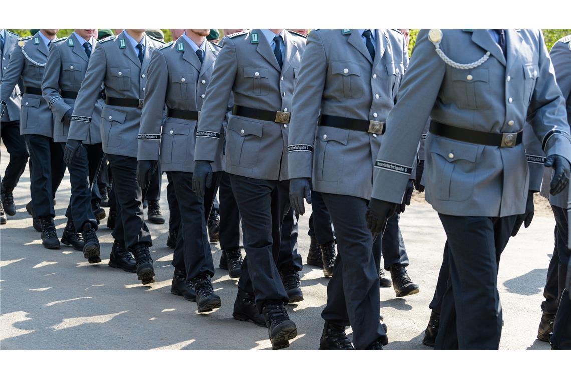 Die Bundeswehr gehört in die Mitte der Gesellschaft Soldaten der Bundeswehr in Niedersachsen: Für viele Jahre haben sich Gesellschaft und Streitkräfte voneinander entfernt.