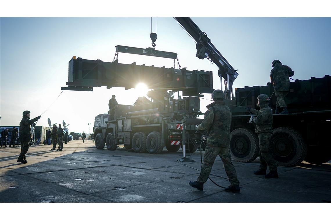 Deutsche Flugabwehr schützt Flughafen bei Rzeszow in Polen Soldaten der Bundeswehr verladen Raketen für das Flugabwehrsystem Patriot, das nun vorübergehend im polnischen Rzeszow stationiert wird. (Foto aktuell)