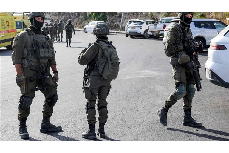 Soldaten der israelischen Armee gehen am nördlichen Kontrollpunkt von Hebron im von Israel besetzten Westjordanland entlang, nachdem es dort zu einem Schusswechsel mit bewaffneten Palästinensern gekommen war.