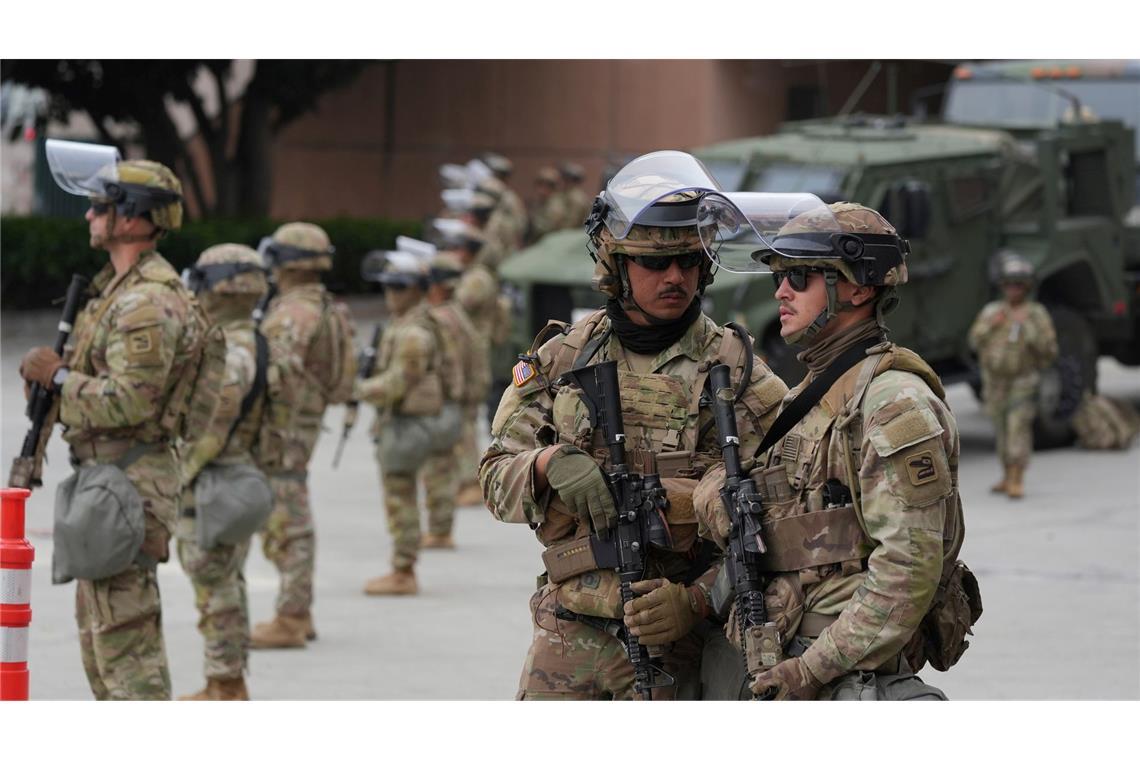 "Sie spucken, wir schlagen": Trump demonstriert seine Macht Soldaten der Nationalgarde marschierten vor einem Bundesgefängnis in Los Angeles auf.