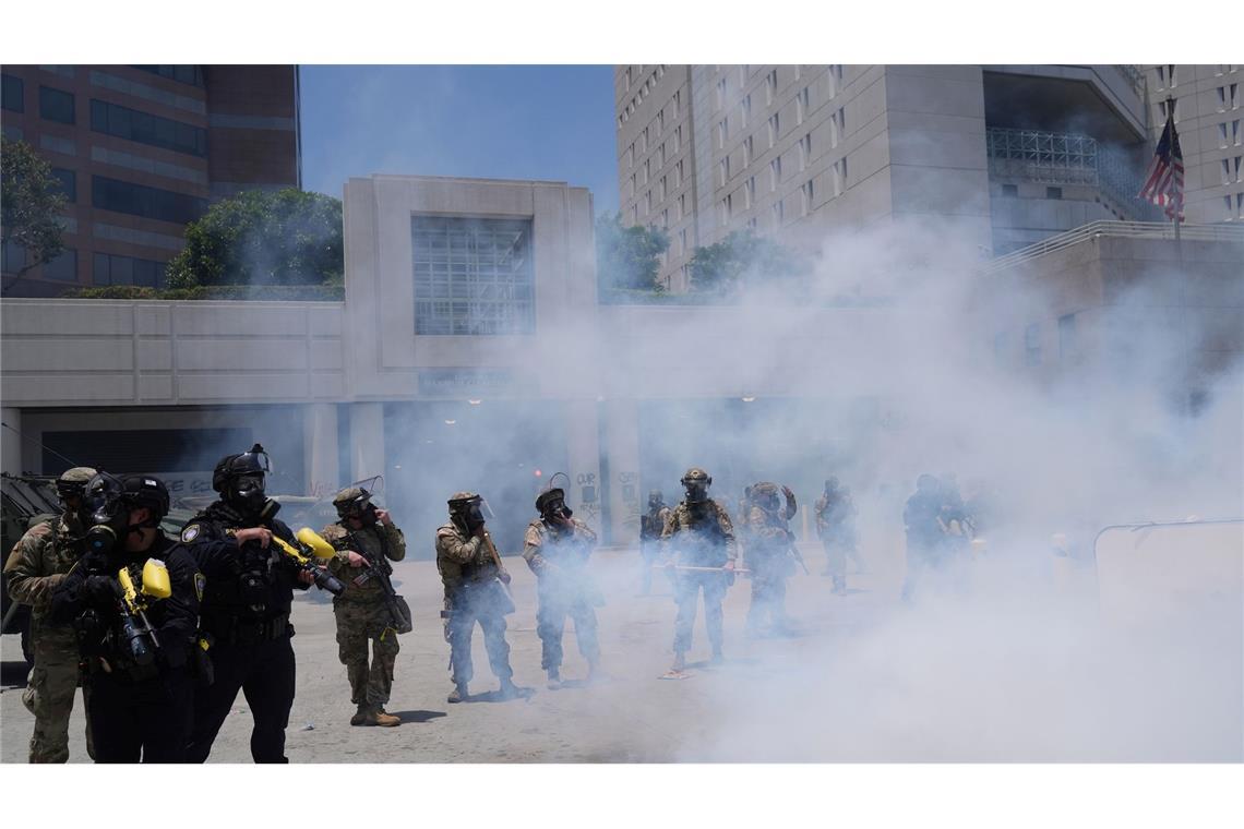 Soldaten in Los Angeles gehen gegen Demonstranten vor Soldaten der Nationalgarde setzen Tränengas gegen Demonstranten ein.