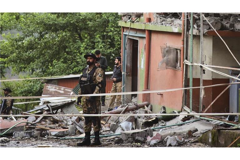 Soldaten der pakistanischen Armee stehen vor einer Moschee, die durch einen mutmaßlichen indischen Raketenangriff  beschädigt wurde.