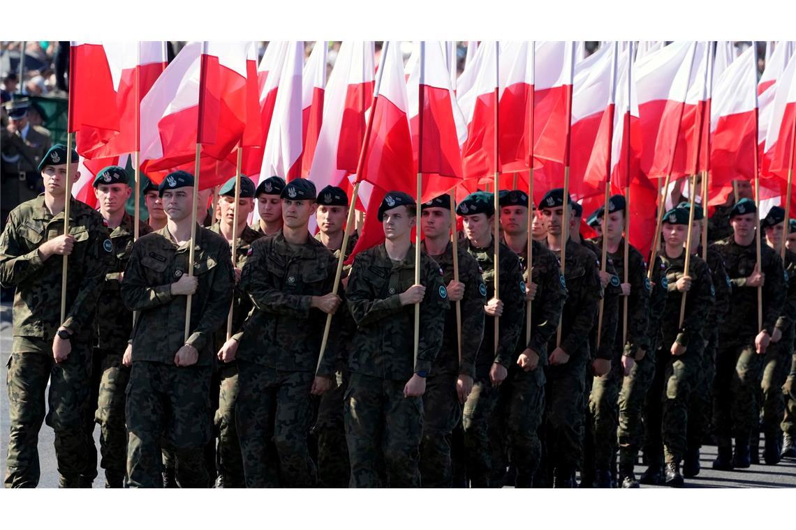 Polen: 5.000 Soldaten sollen bei Grenzkontrollen helfen Soldaten der polnischen Armee. Die Streitkräfte werden den Grenzschutz bei Kontrollen an der Grenze zu Deutschland und zu Litauen unterstützen. (Archivbild)