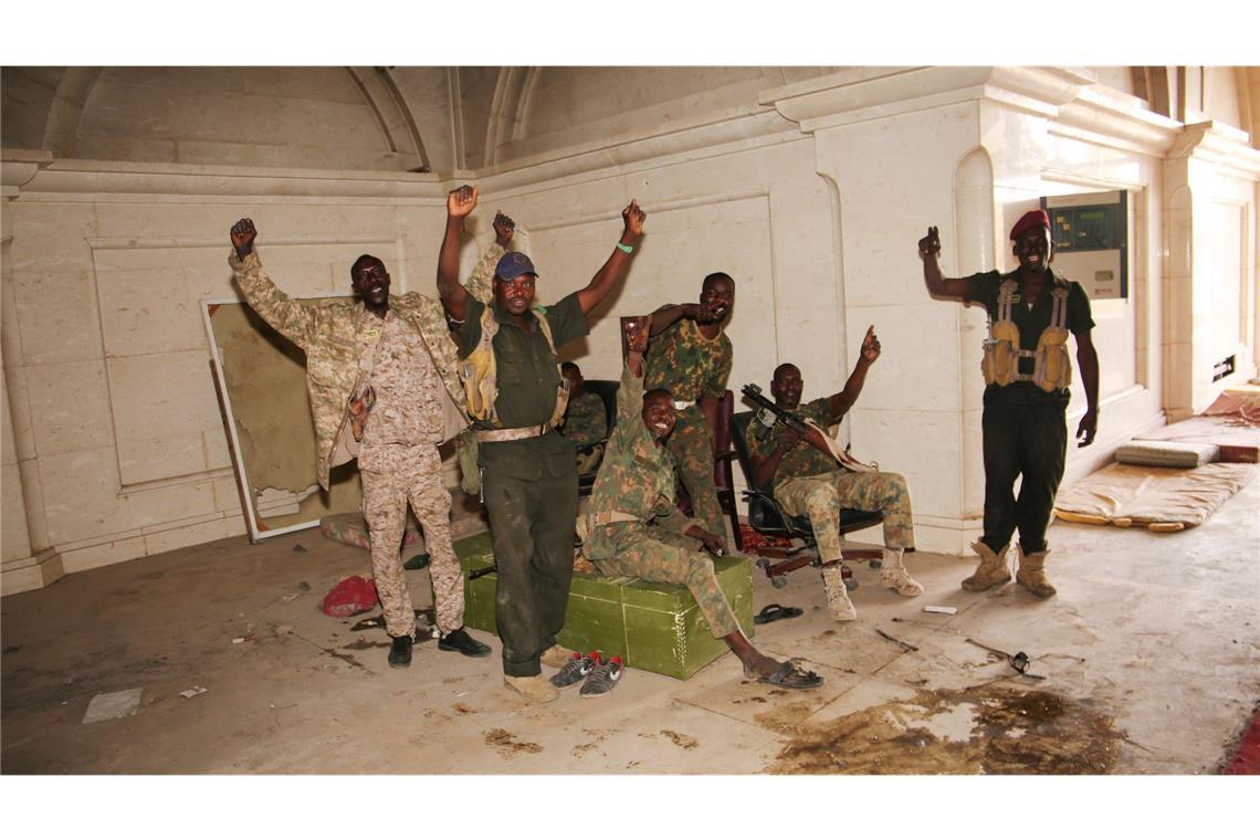 Sudans Regierungstruppen erobern Präsidentenpalast zurück Soldaten der sudanesischen Armee nach der Übernahme des Präsidentenpalasts in Khartum