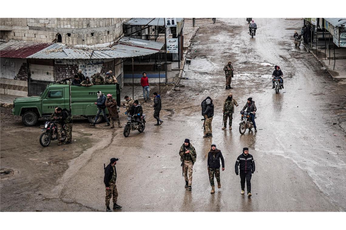 Soldaten der syrischen Armee am Samstag in der Stadt Deir Hafir. Die Armee hat dort nach eigenen Angaben die Kontrolle von kurdischen Kräften übernommen.