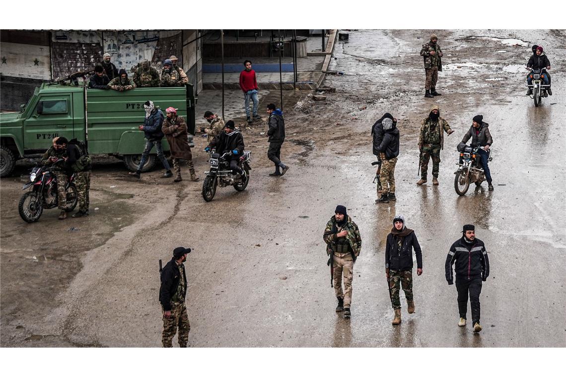 Soldaten der syrischen Armee am Samstag in der Stadt Deir Hafir. Die Armee hat dort nach eigenen Angaben die Kontrolle von kurdischen Kräften übernommen.
