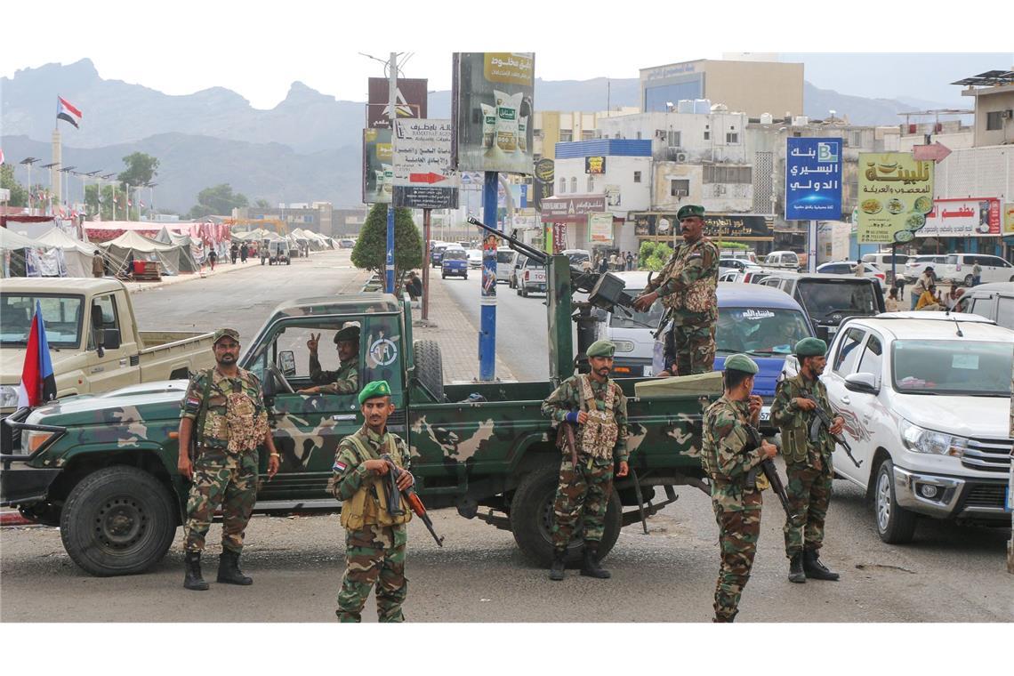 Soldaten des Südlichen Übergangsrats (STC) stehen an einem Kontrollpunkt in Aden.