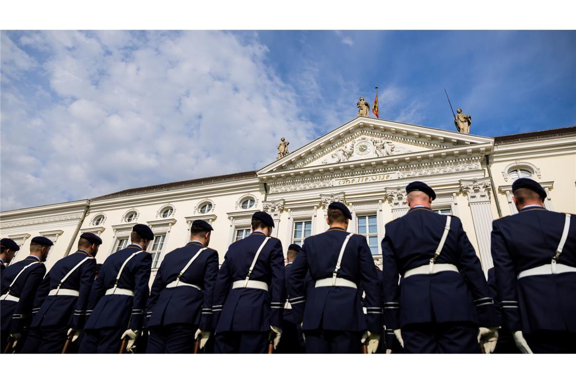 Soldaten des Wachbataillon stehen anlässlich der Akkreditierung von Botschaftern vor Schloss Bellevue.