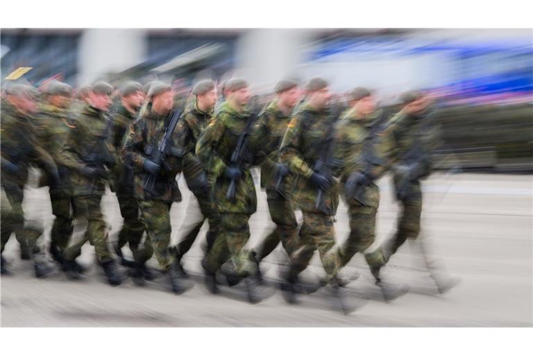 Soldaten marschieren in einer Kaserne –  Schülerinnen und Schüler mobilisieren derzeit gegen den Wehrdienst.