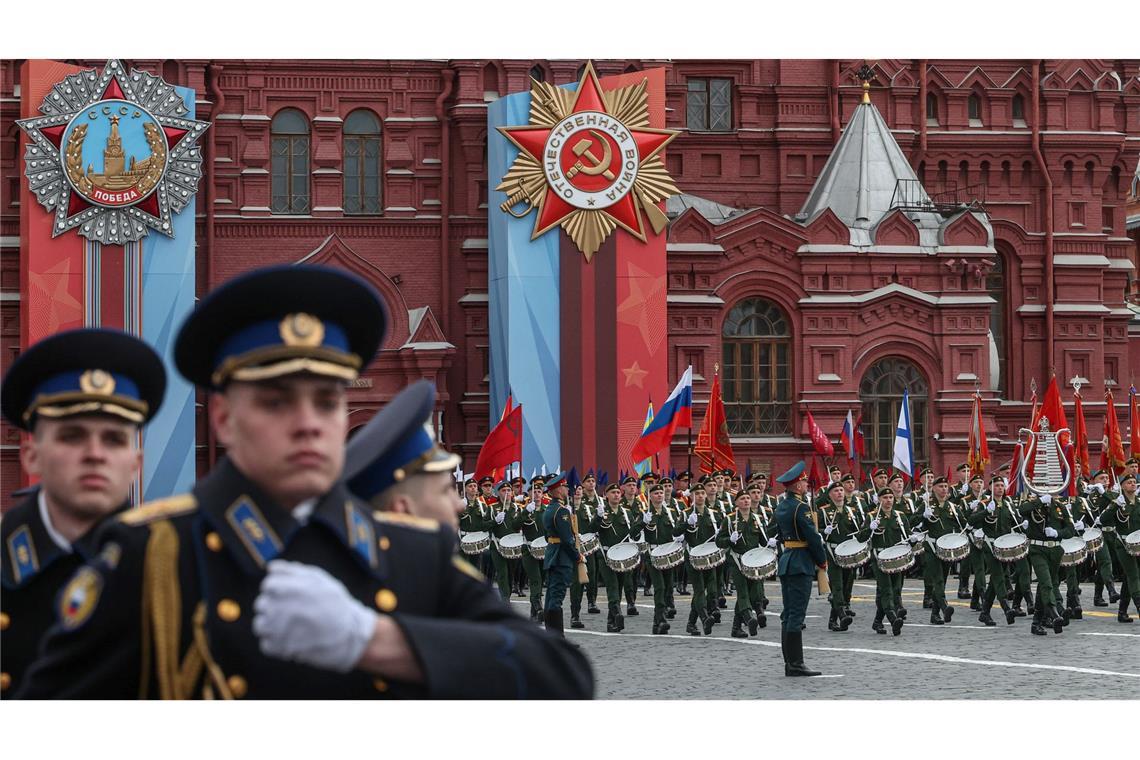 Soldaten marschierten in diesem Jahr ohne Panzer bei der traditionellen Militärparade über den Roten Platz.