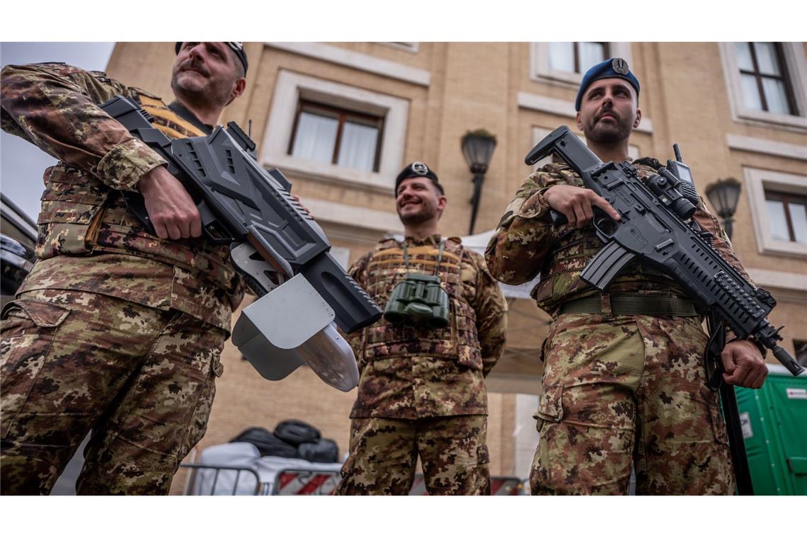Soldaten schützen mit Gerät zur Drohnenabwehr die Pilger im Vatikan.