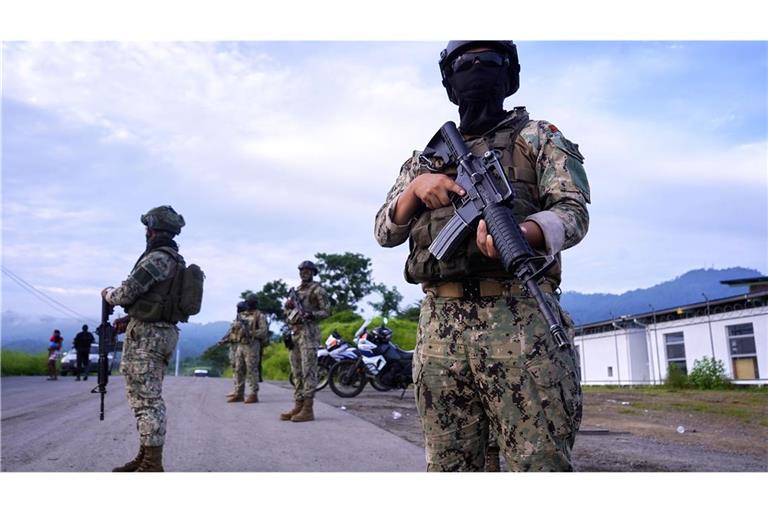 Soldaten stehen einen Tag nach Bandenkämpfen im Stadtviertel Socio Vivienda 2. Bei einem bewaffneten Angriff während eines Hahnenkampfes sind in Ecuador mindestens elf Menschen getötet worden (Archivfoto).