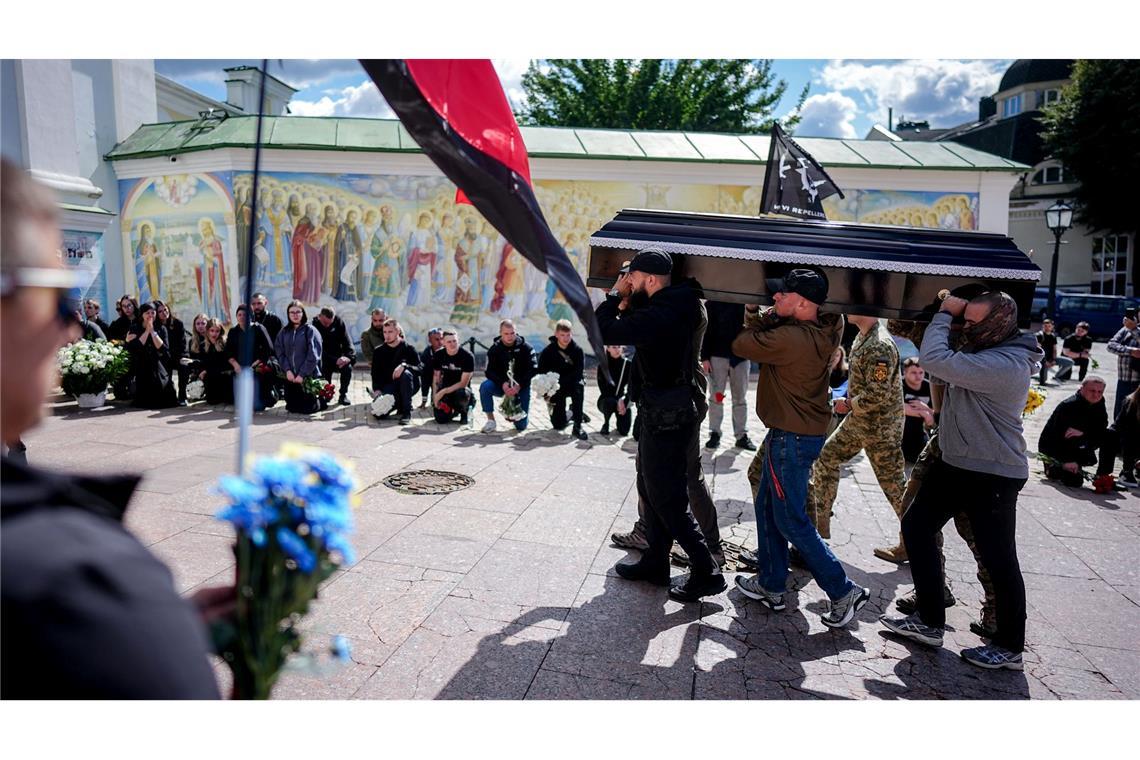 Vizekanzler Klingbeil sondiert in Kiew Sicherheitsgarantien Soldaten tragen die Särge ihrer gefallenen Kameraden.