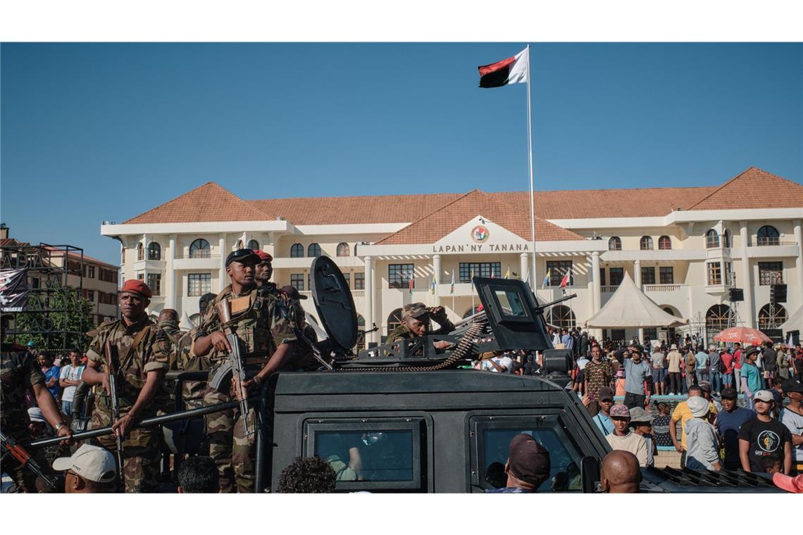Militär verkündet Machtübernahme in Madagaskar Soldaten unter der Führung von Oberst Mikale treffen auf der Place du 13 Mai ein.