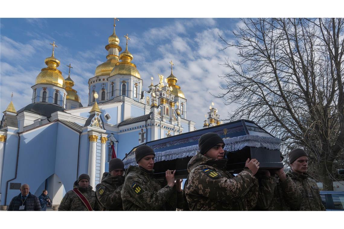 Nach drei Jahren Krieg ist das Schicksal der Ukraine offen Soldatenbegräbnisse sind für die Ukraine trauriger Alltag. (Archivbild)
