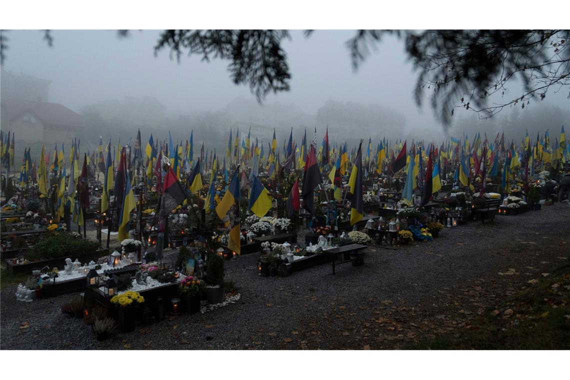 UN-Bericht: Dutzende ukrainische Kriegsgefangene getötet Soldatengräber in der Ukraine. UN-Beobachter haben seit dem Sommer deutlich mehr Fälle erfasst, in denen ukrainische Kriegsgefangene getötet wurden. (Symbolbild)